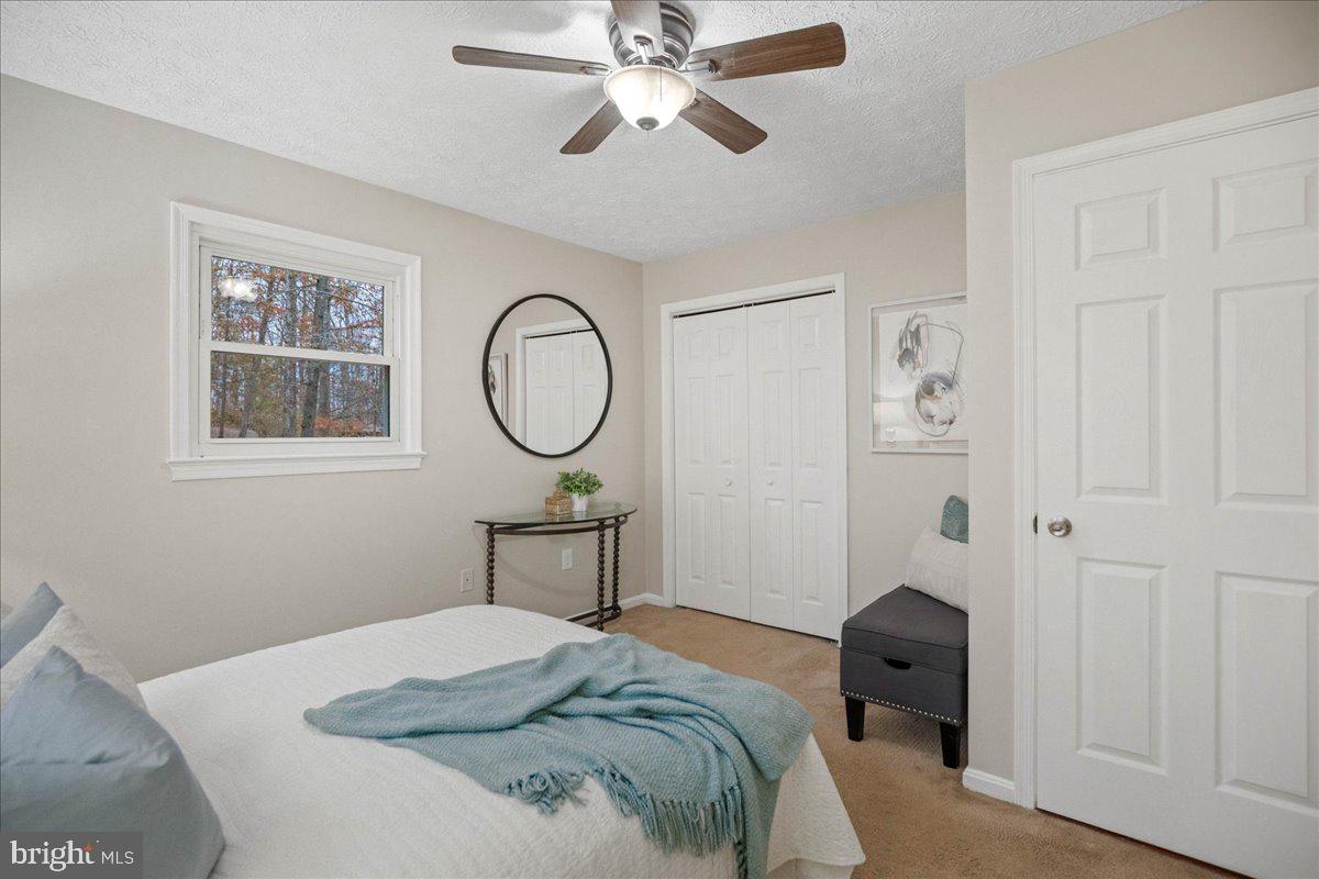 COUNTRY LAKES - Residential