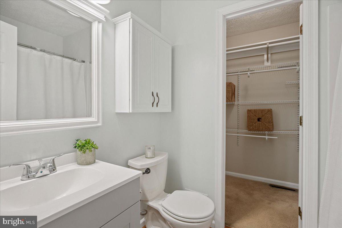 COUNTRY LAKES - Residential