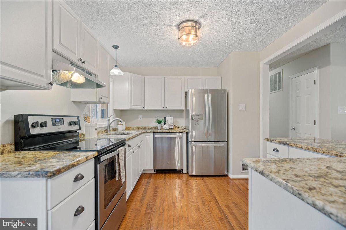 COUNTRY LAKES - Residential