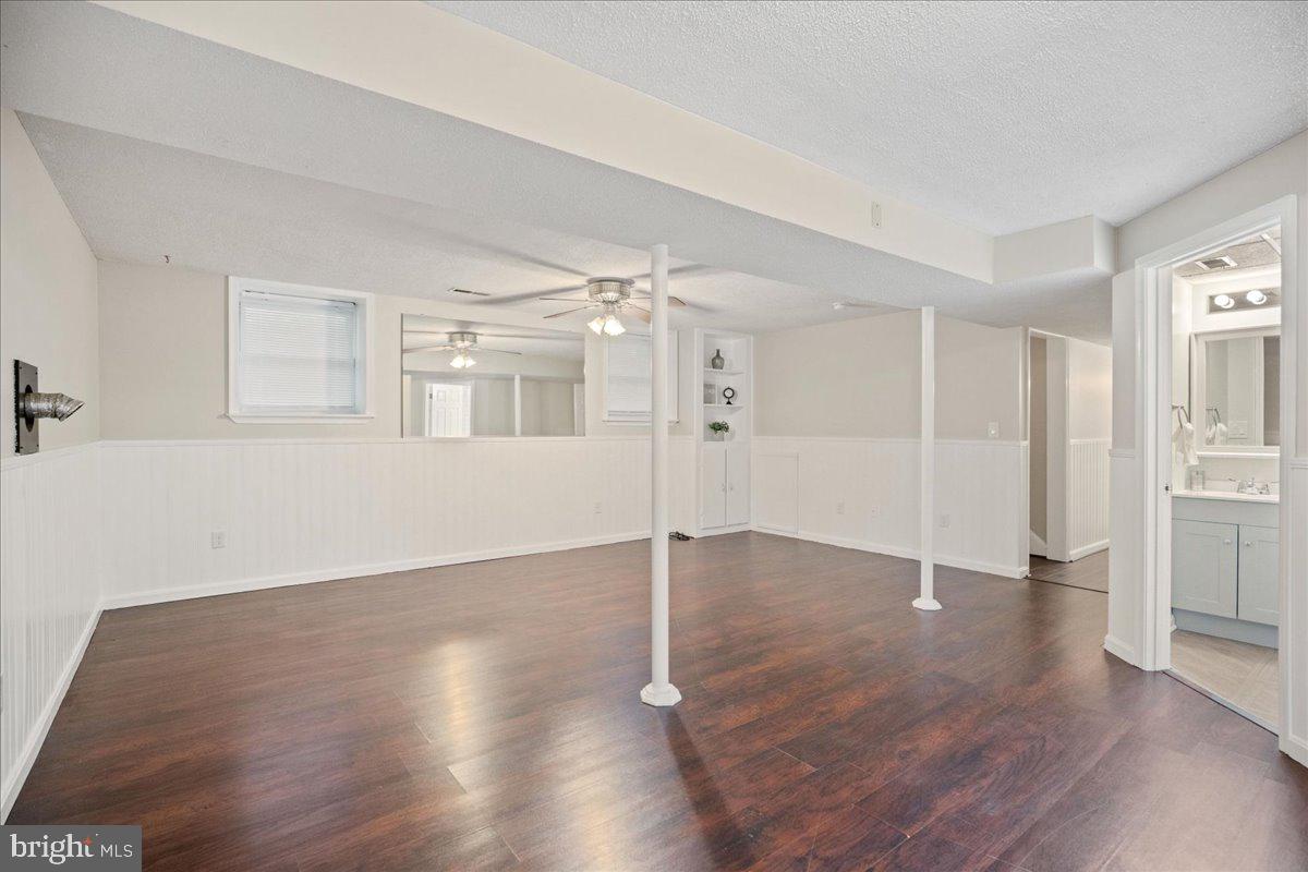 COUNTRY LAKES - Residential