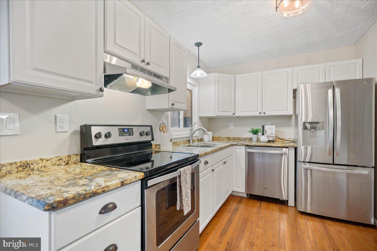 COUNTRY LAKES - Residential