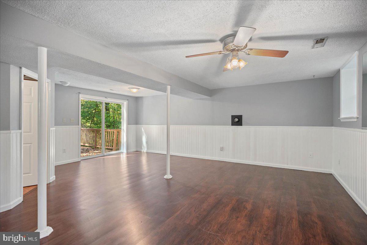 COUNTRY LAKES - Residential