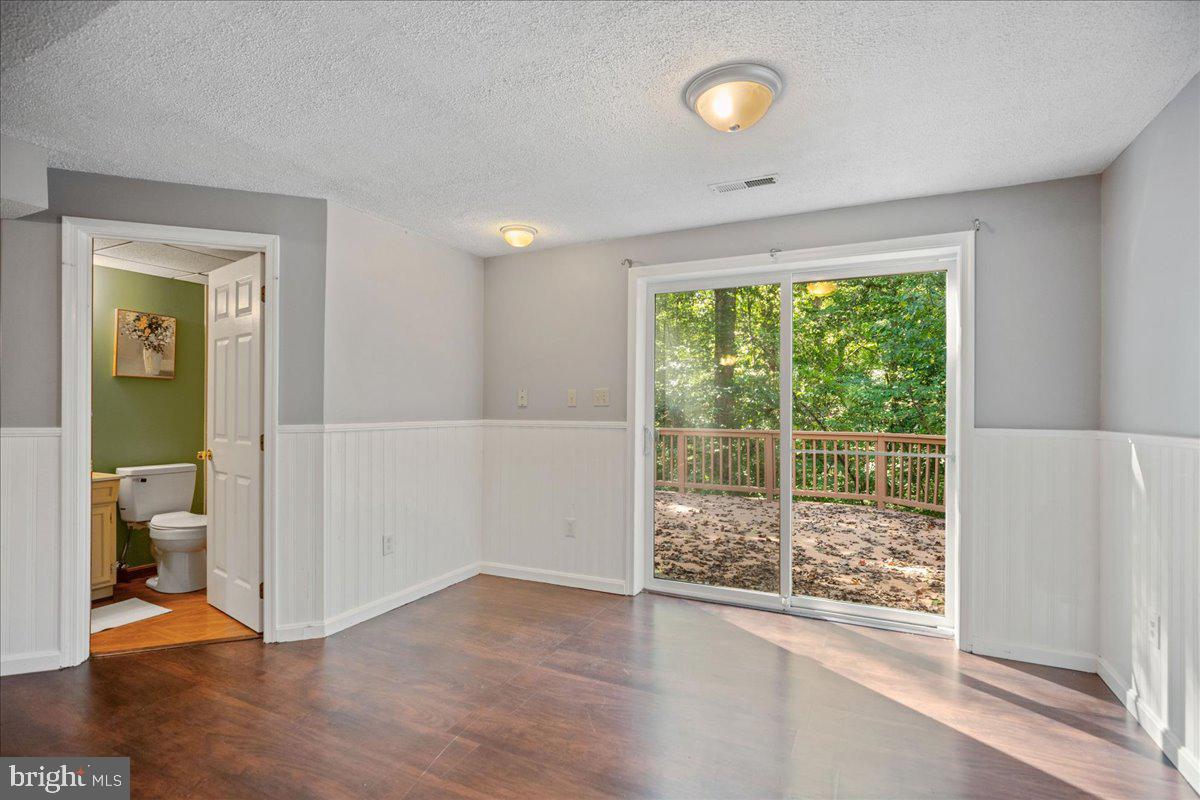 COUNTRY LAKES - Residential