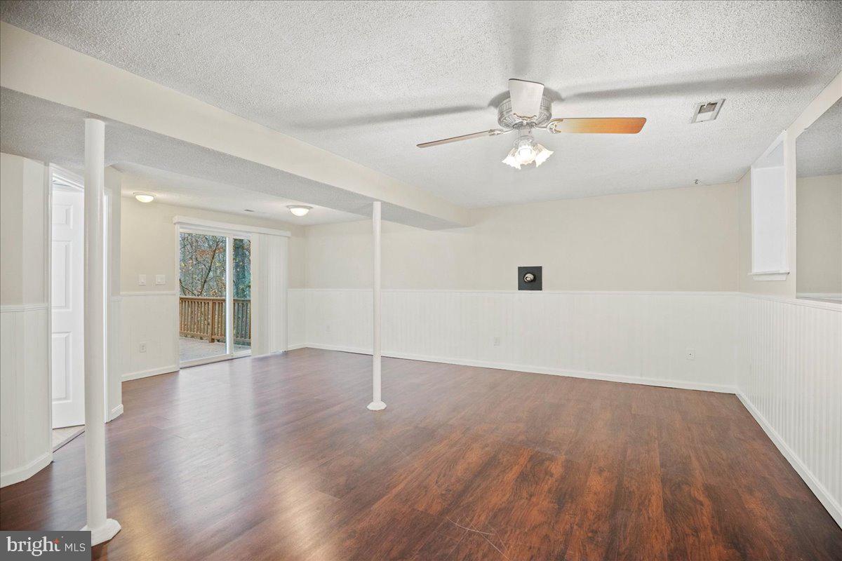 COUNTRY LAKES - Residential