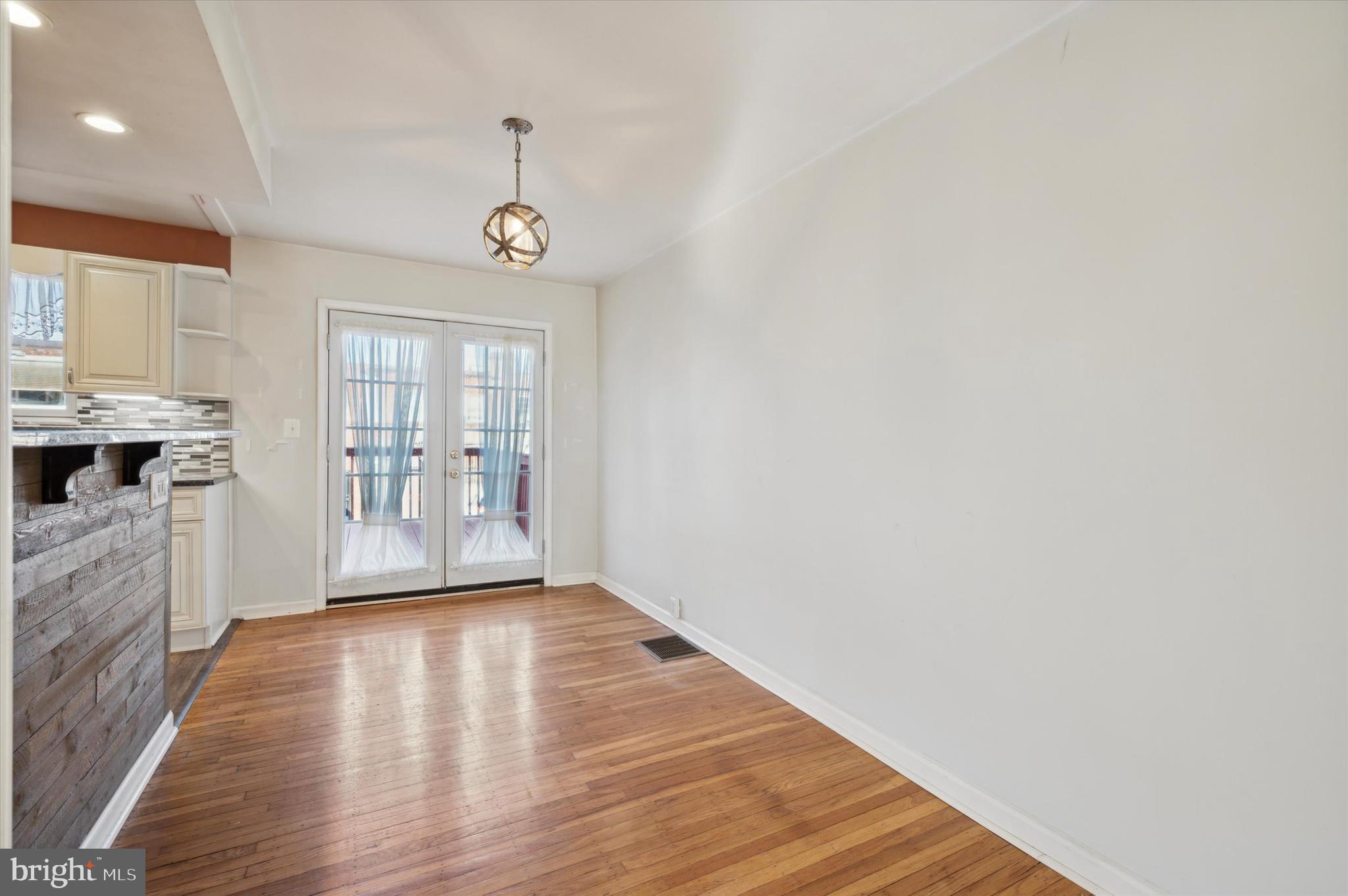 OXFORD CIRCLE - Residential