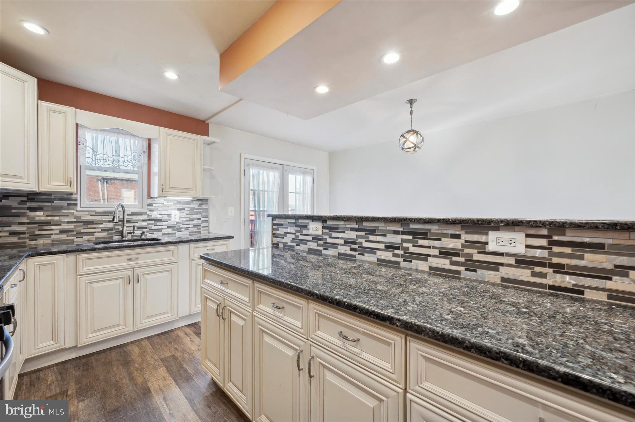 OXFORD CIRCLE - Residential