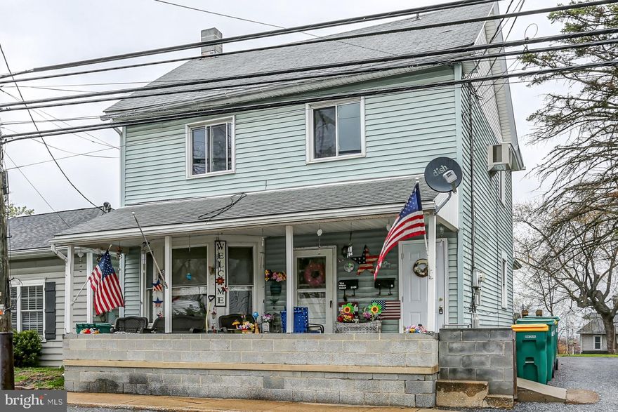 A comfortable one-bedroom, one-bathroom second floor apartment featuring carpet throughout the unit. This well-maintained space offers a cozy living area, a spacious bedroom, and a full bathroom.  The apartment is located close to major roads, making commuting and access to shopping, dining, and entertainment quick and easy. Available now—schedule a showing today and make this your new home.