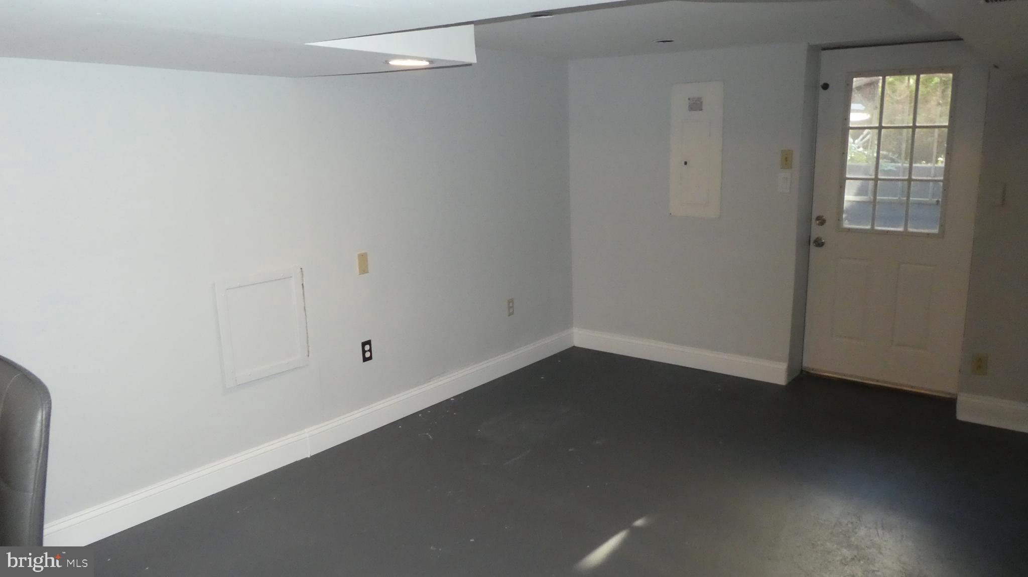 ADELPHI KNOLLS - Residential Lease