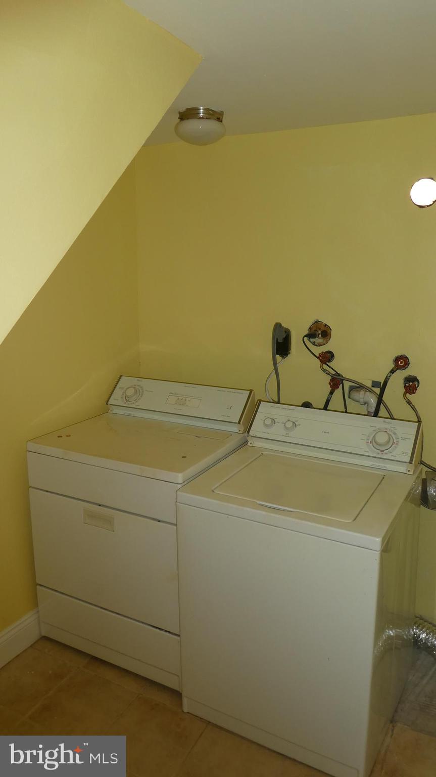 ADELPHI KNOLLS - Residential Lease