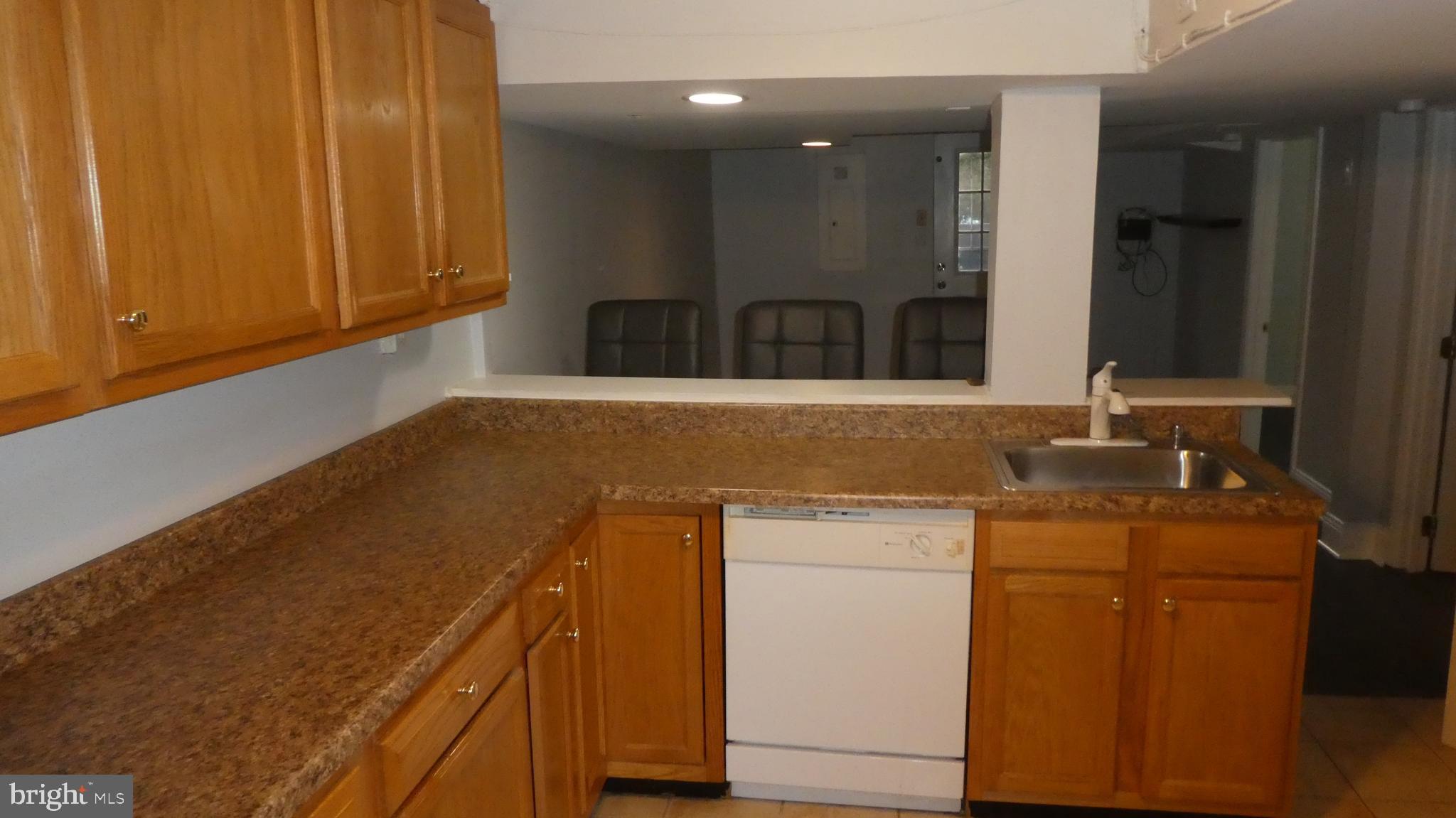 ADELPHI KNOLLS - Residential Lease