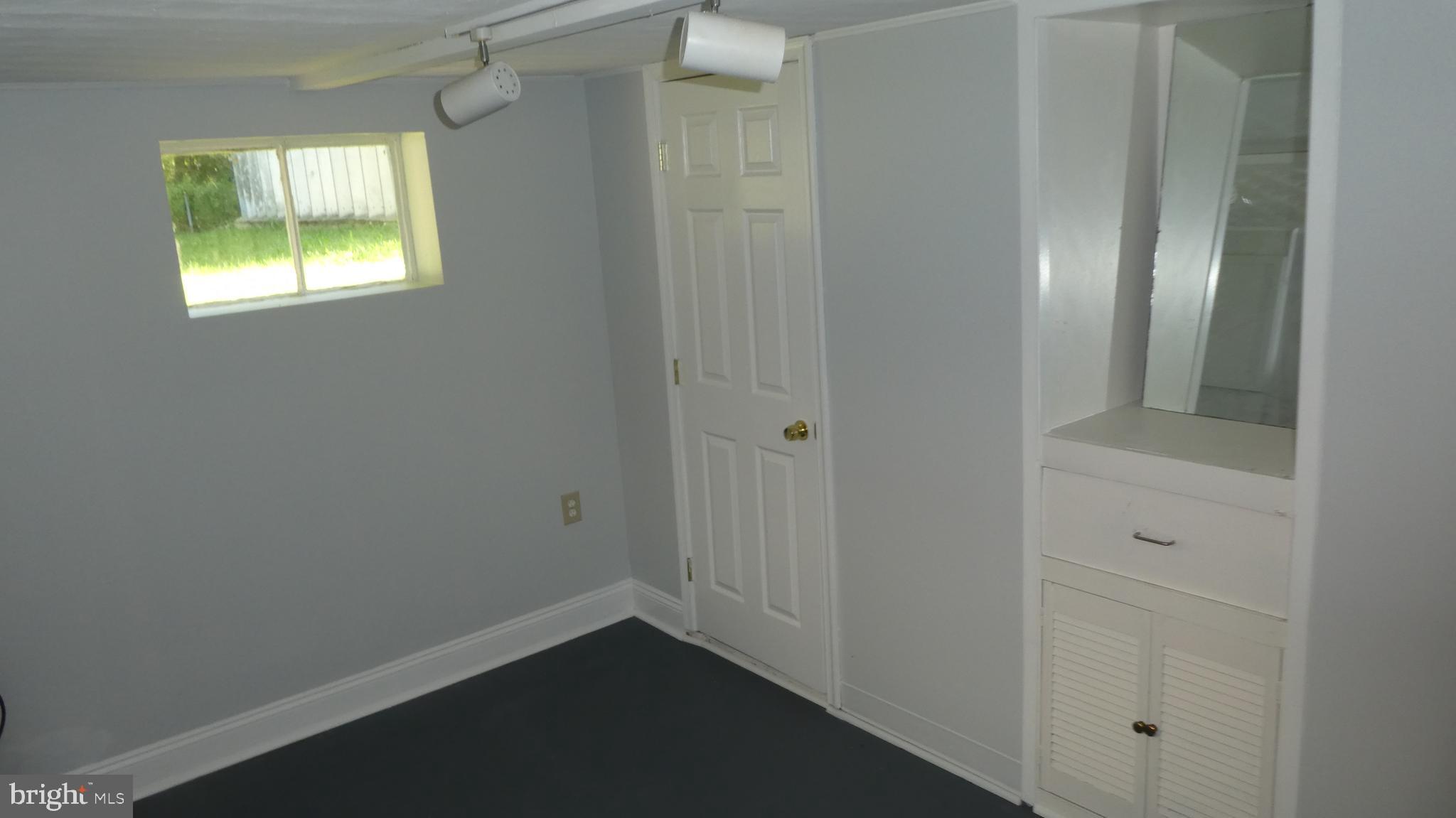 ADELPHI KNOLLS - Residential Lease