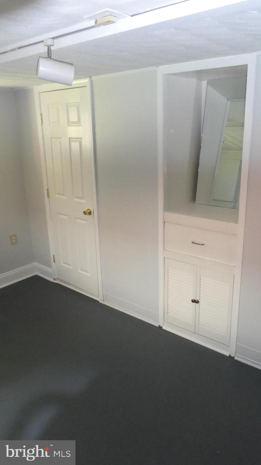 ADELPHI KNOLLS - Residential Lease