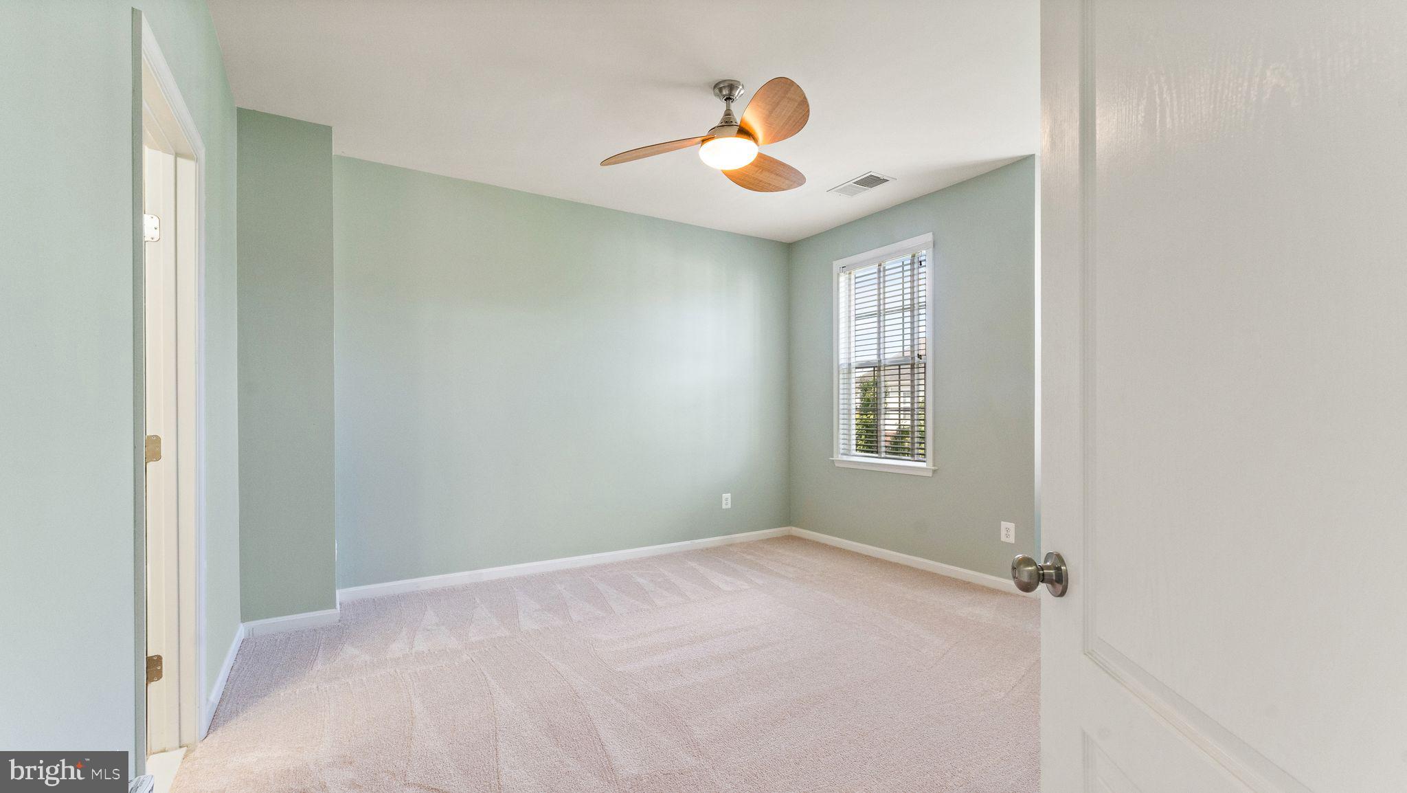 LINDEN ROW @ LANSDOWNE TOWN CENTER - Residential Lease