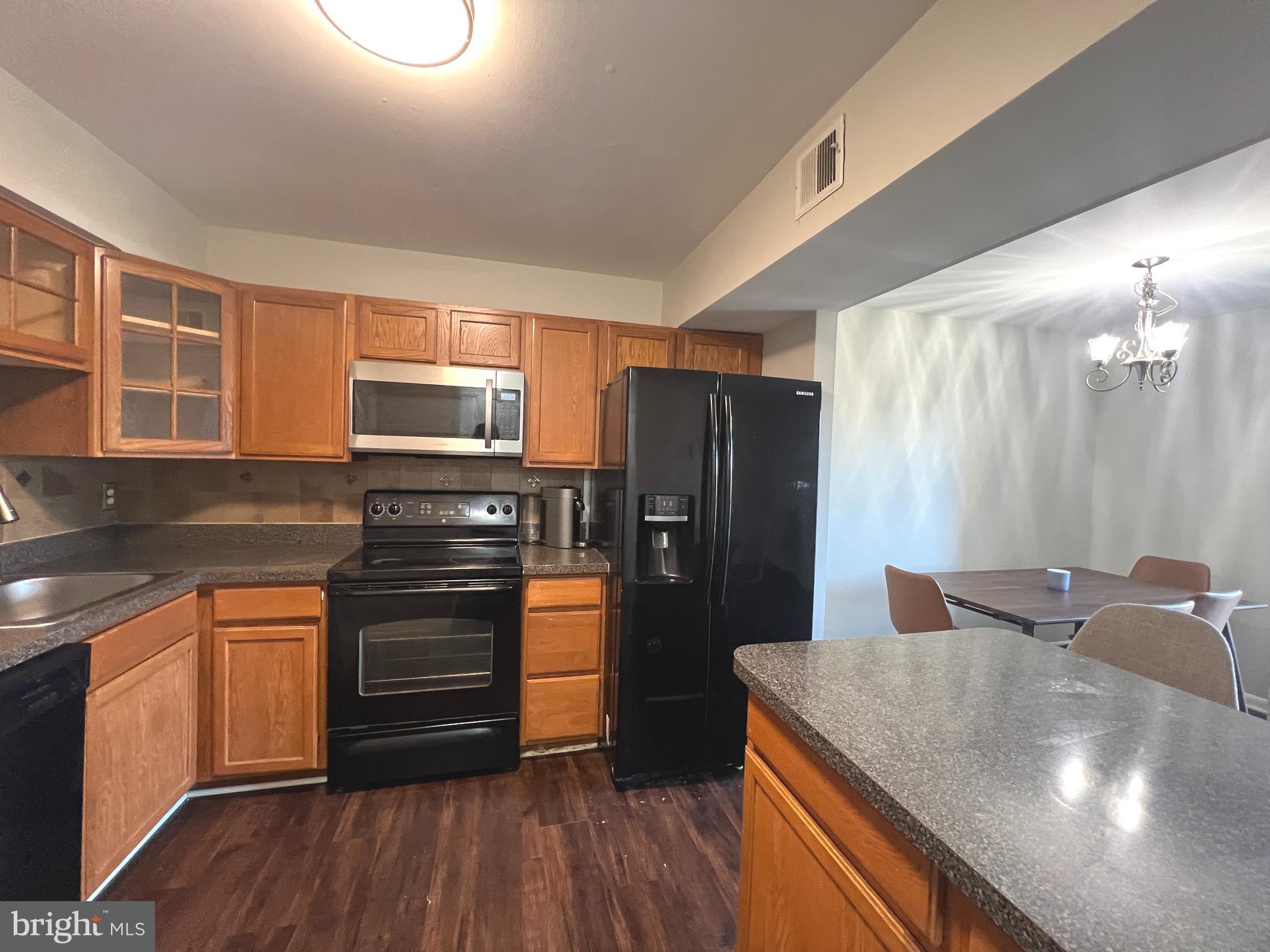 APPLEWALK CONDO - Residential