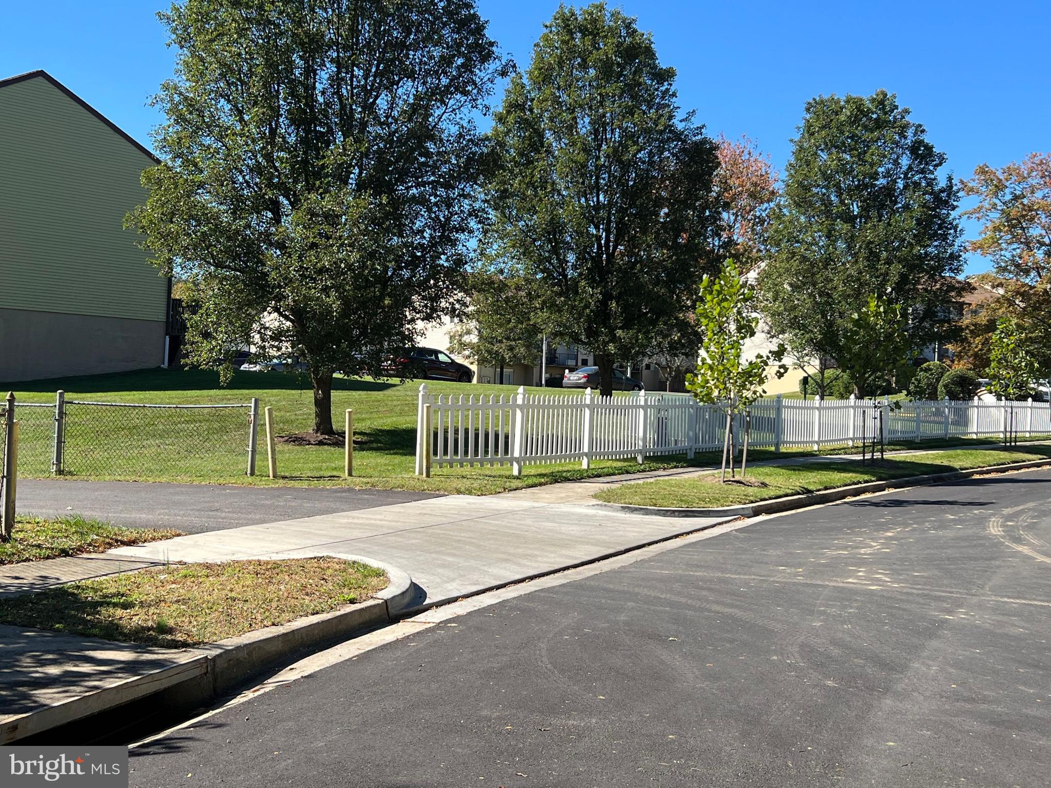 APPLEWALK CONDO - Residential