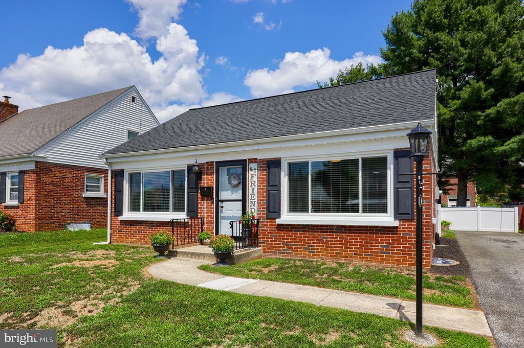 Photo of 427 Hilton Drive, Lancaster, PA 17603 (MLS # PALA2055306)