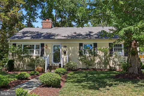 Photo of 7813 Yorktown Drive, ALEXANDRIA, VA 22308 (MLS # VAFX2313098)