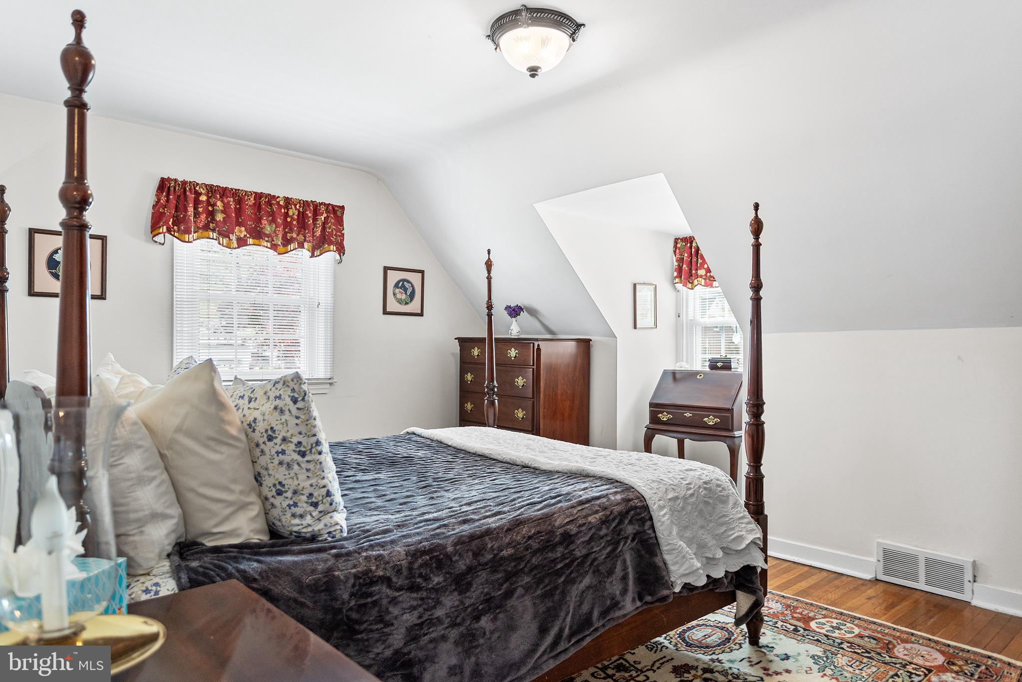 LARCHMONT - Residential