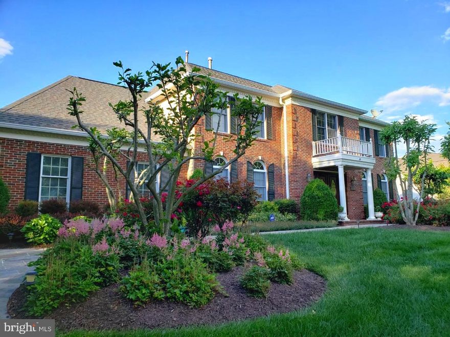 MUST SEE!!  BEAUTIFUL SF CONVENIENTLY LOCATED- ONLY MINUTES TO TYSONS, AIRPORT, METRO, AND GREAT SHOPS/RESTAURANTS).   GORGEOUS 1/2 ACRE+ HUGE COVERED DECK SPANS BACK OF THE HOUSE LOOKING OUT TO SWEEPING VIEWS & SCENIC VISTAS    *   ALMOST 5800 FINISHED SQFT ABOVE GROUND - INCLUDES FAMILY ROOM ADDITION &EXPANSION +   NEWER RENOVATED KITCHEN, FABULOUS FIN WALKOUT BSMNT,  2 STORY FOYER, 3 GAS FIREPLACES, SPACIOUS CATHEDRAL CEILING MASTER SUITE, 4 BEDROOMS UP & 2 BRS ON LOWER LEVEL.   REC RM W/ WET BAR, TV SYSTEM & SURROUND SOUND.  ALL BATHS RENOVATED! WALK-OUT BASEMENT WITH RECREATION ROOM AND 2 ADDITIONAL BEDROOMS!  LARGE PATIO ON LOWER LEVEL WITH VIEWS.  WILL NOT DISAPPOINT.