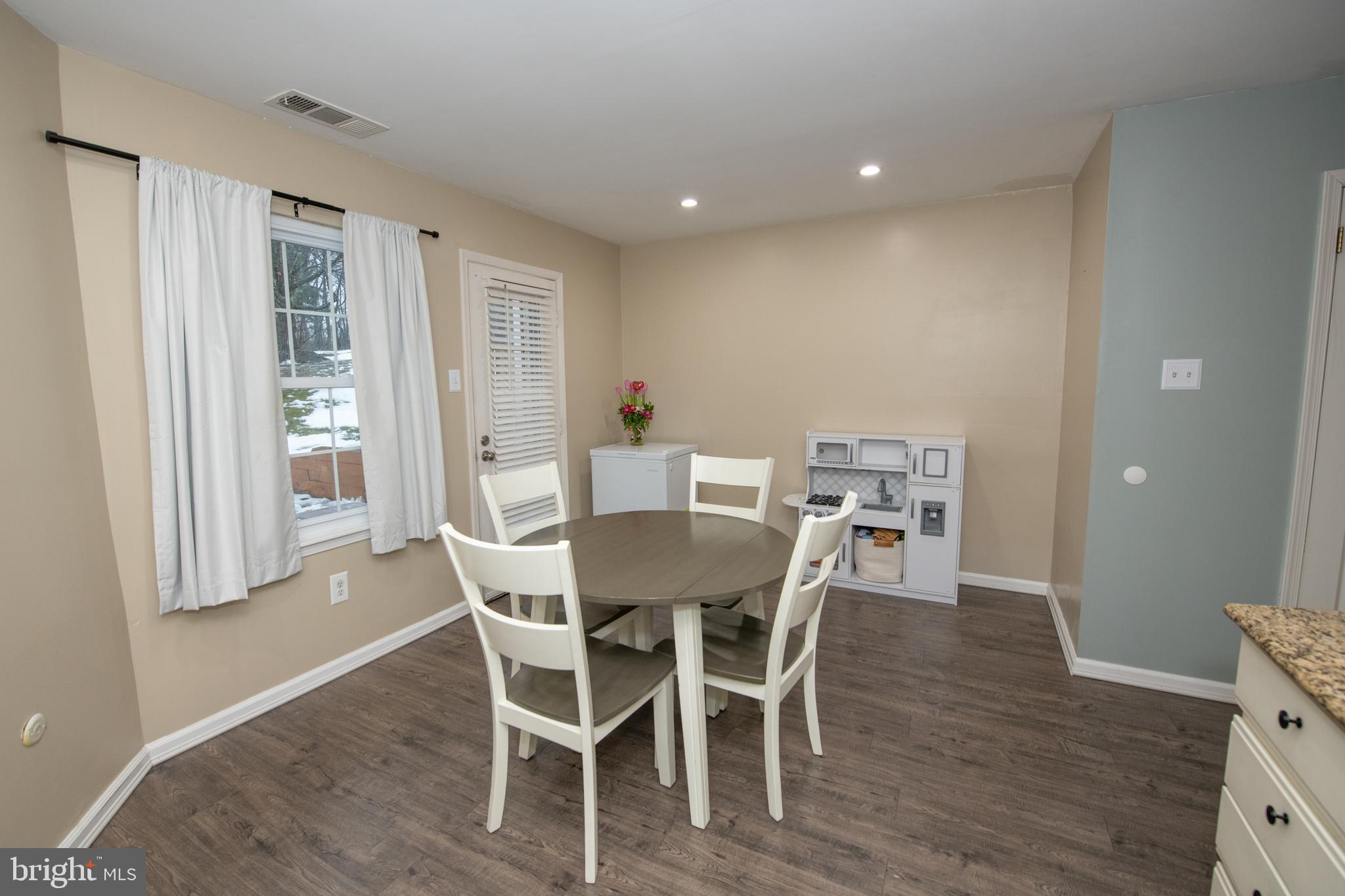 SAW MILL VALLEY - Residential