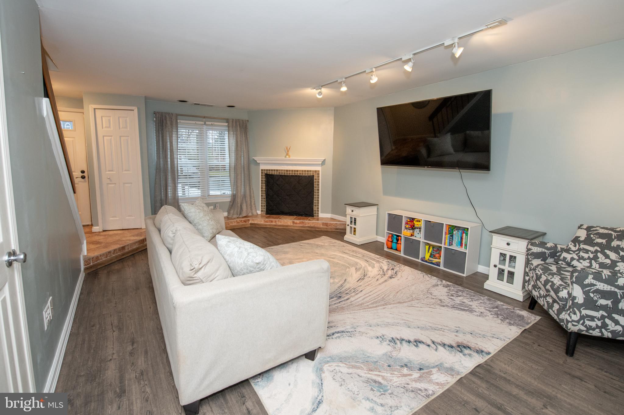 SAW MILL VALLEY - Residential