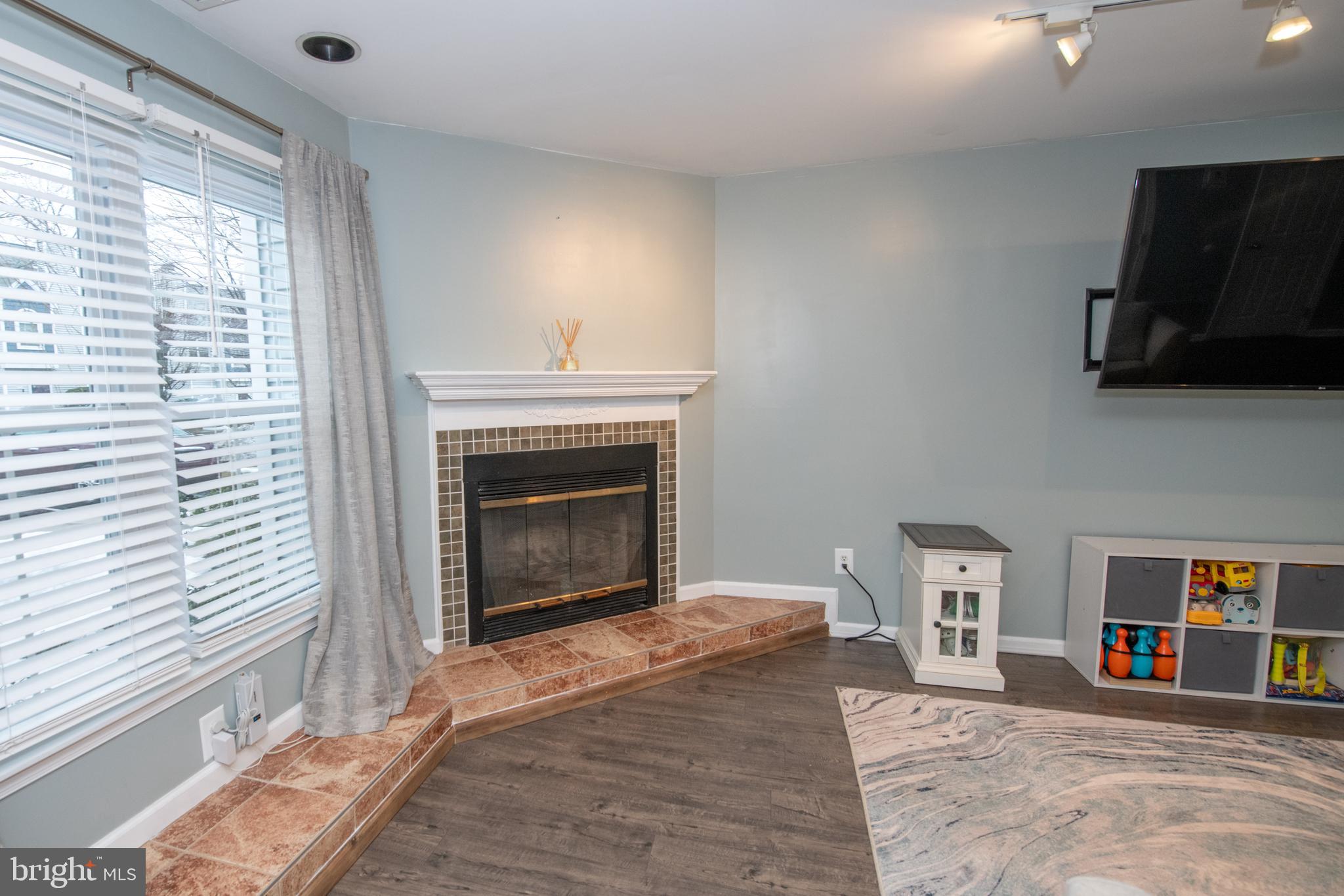 SAW MILL VALLEY - Residential