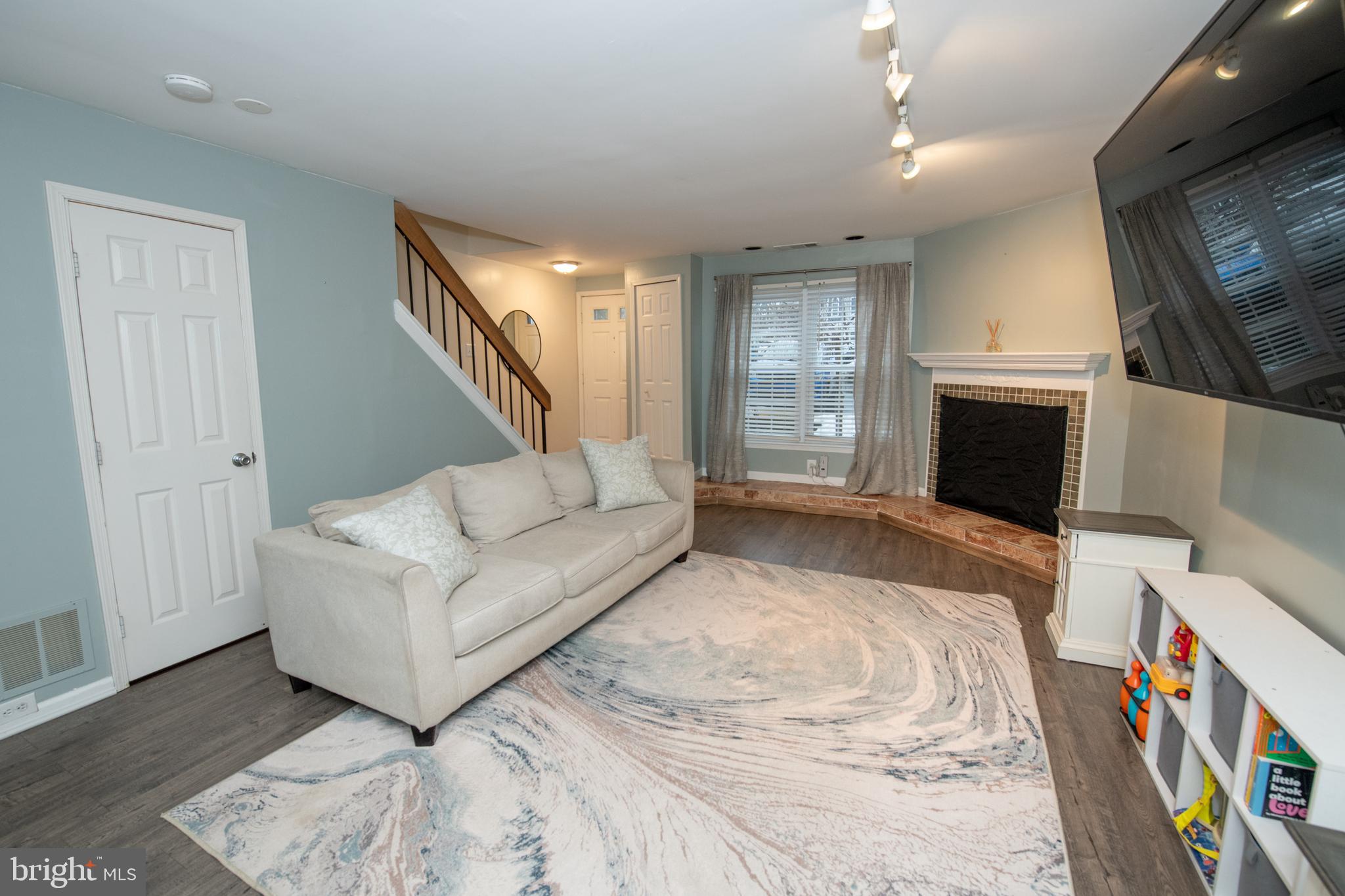 SAW MILL VALLEY - Residential