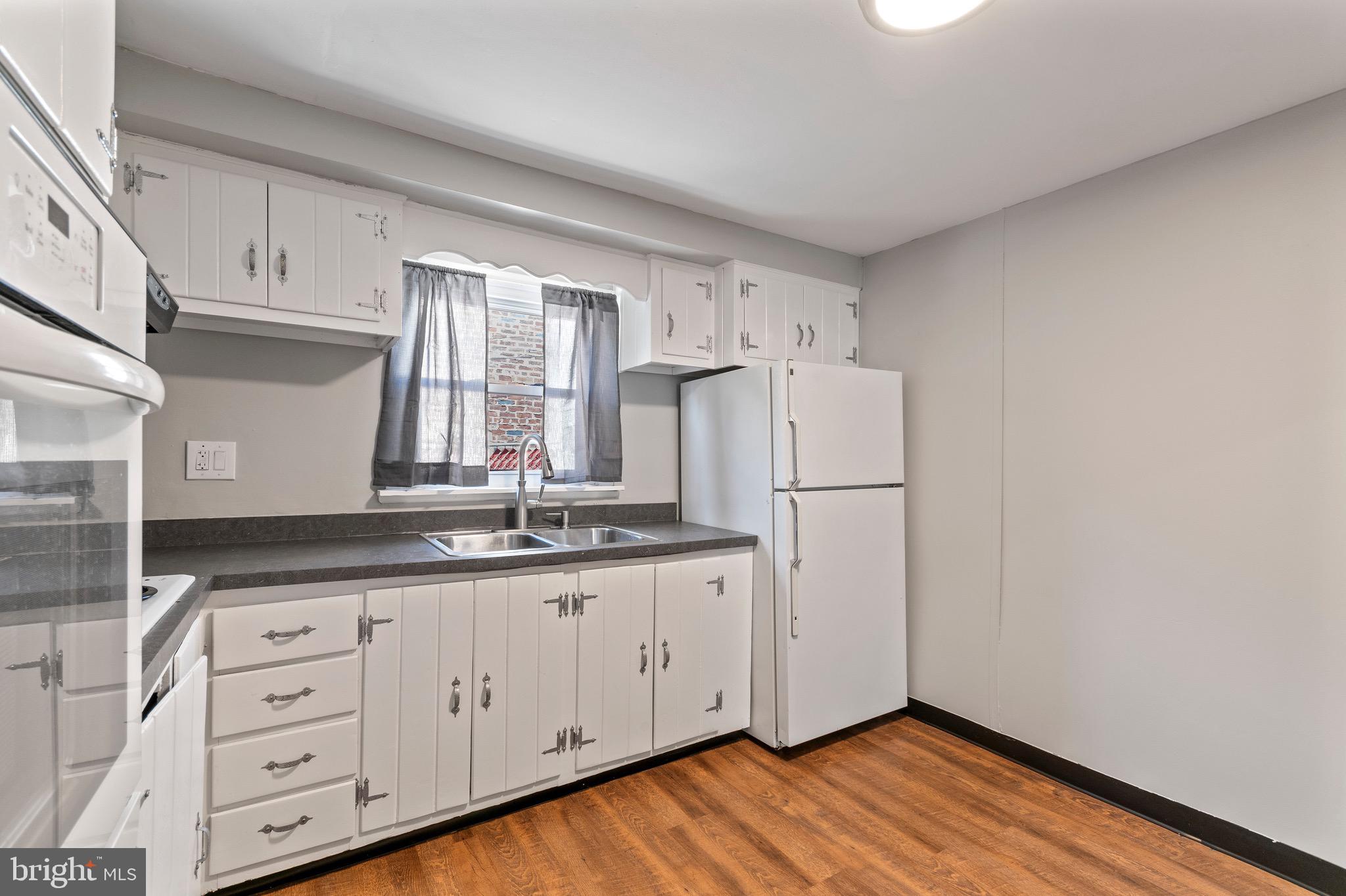 PORT RICHMOND - Residential Lease