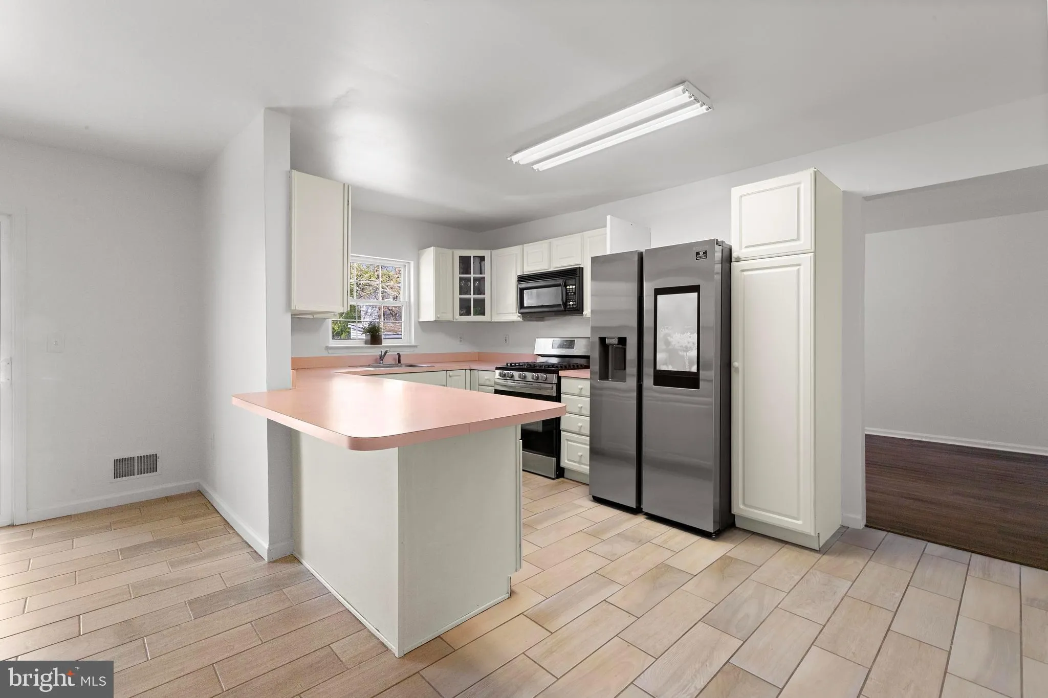 Manahawkin, New Jersey 08050, United States, 3 Bedrooms Bedrooms, ,3 BathroomsBathrooms,Residential,Contingent,127559