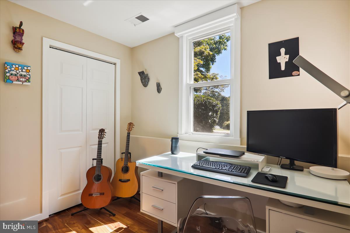 QUINCE ORCHARD KNOLLS - Residential