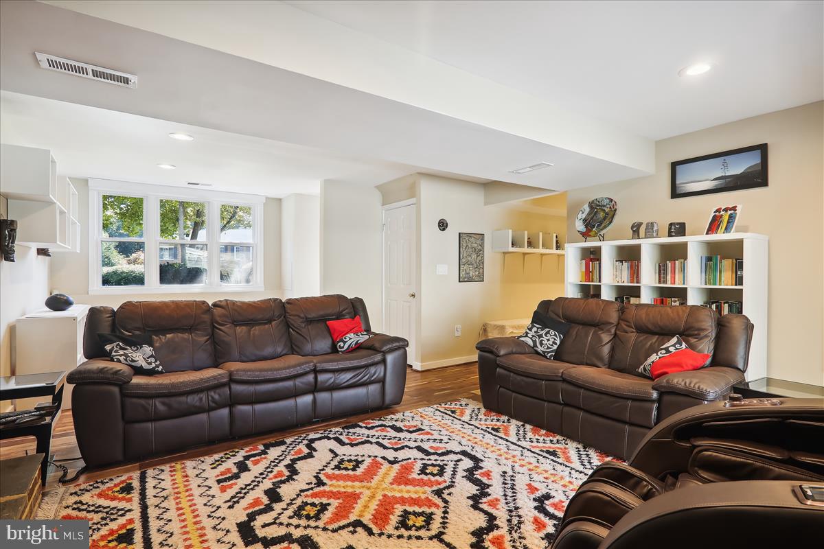 QUINCE ORCHARD KNOLLS - Residential