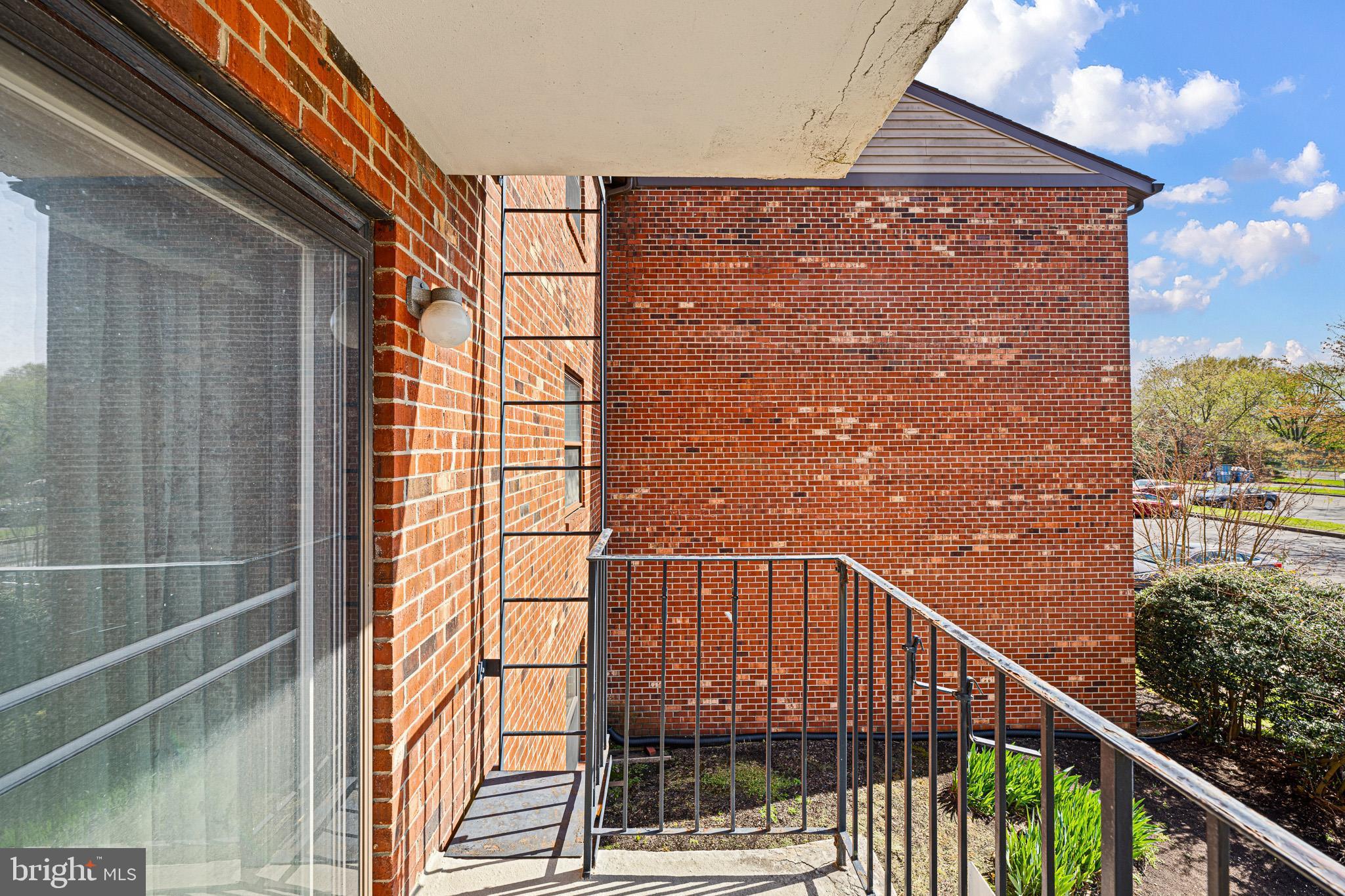 ENGLISH VILLAGE - Residential