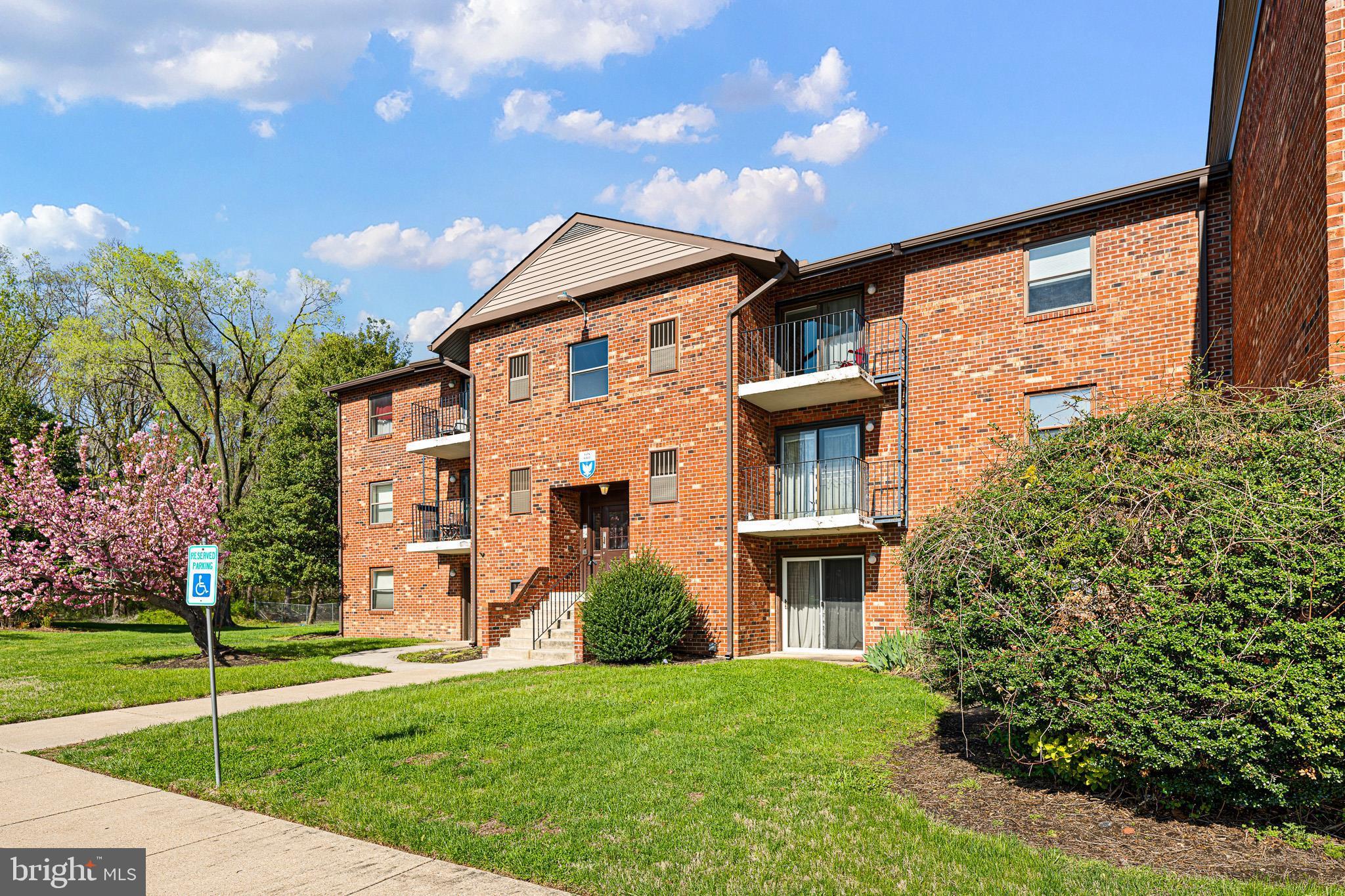 ENGLISH VILLAGE - Residential