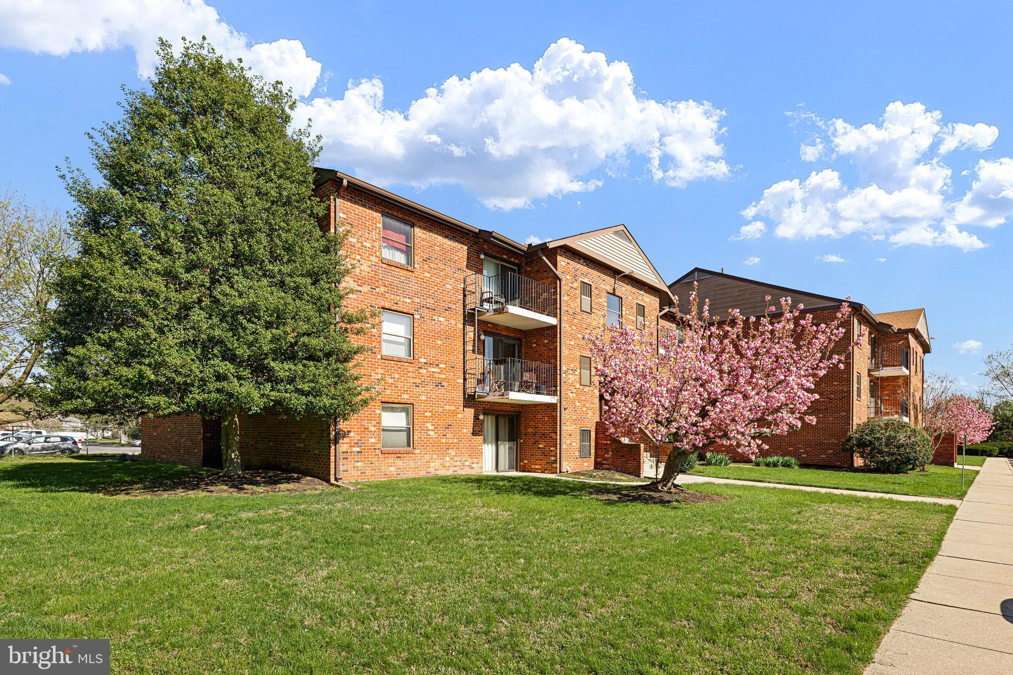 ENGLISH VILLAGE - Residential