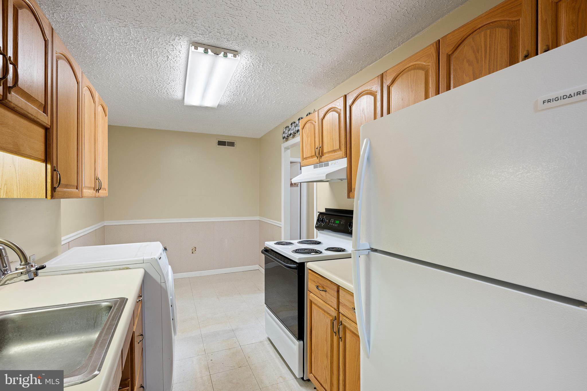 ENGLISH VILLAGE - Residential