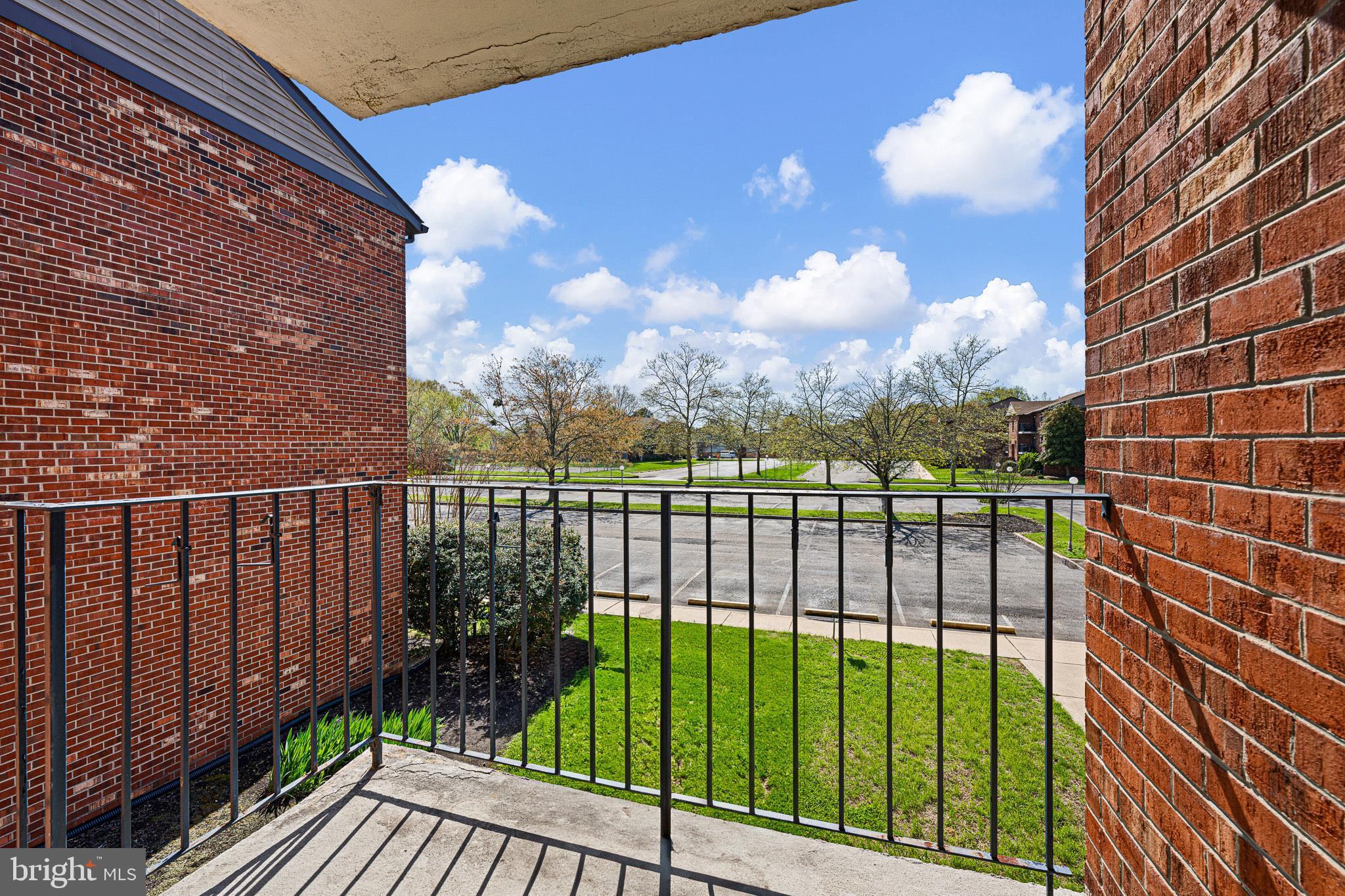 ENGLISH VILLAGE - Residential