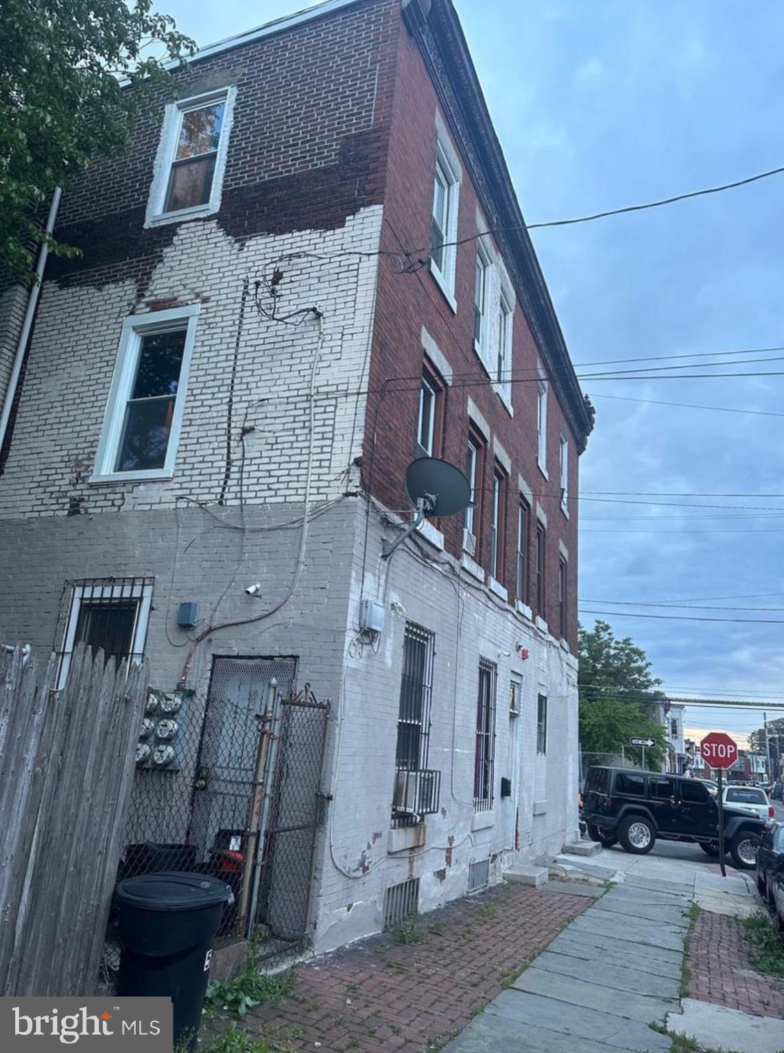 Main image without alt text