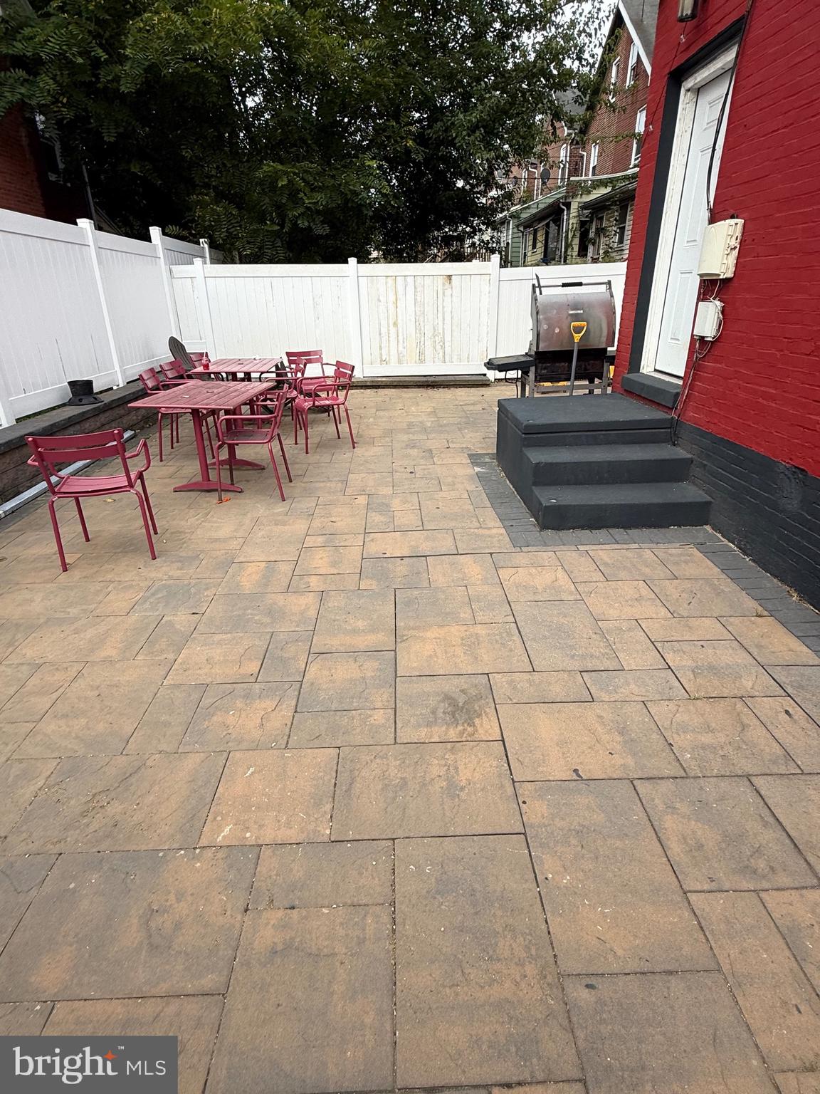 304 W LINCOLN HIGHWAY