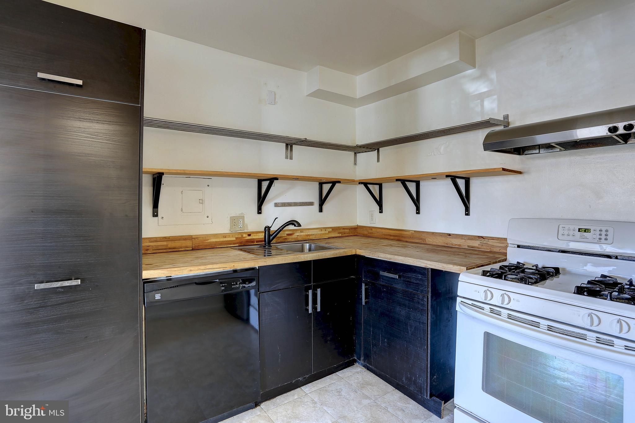 PINEWAY TOWERS - Residential