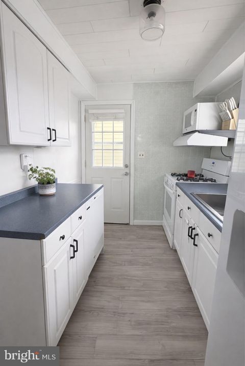 Photo of 431 Independence Drive, BURLINGTON, NJ 08016 (MLS # NJBL2103318)