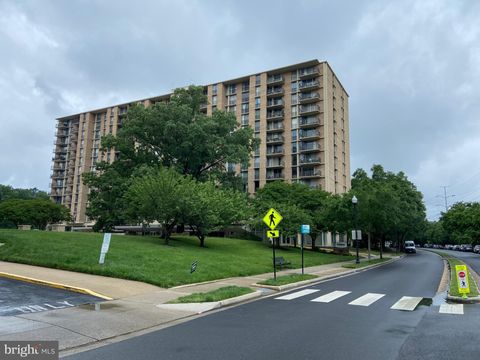 Photo of 4600 S Four Mile Run Drive #827, ARLINGTON, VA 22204 (MLS # VAAR2074142)