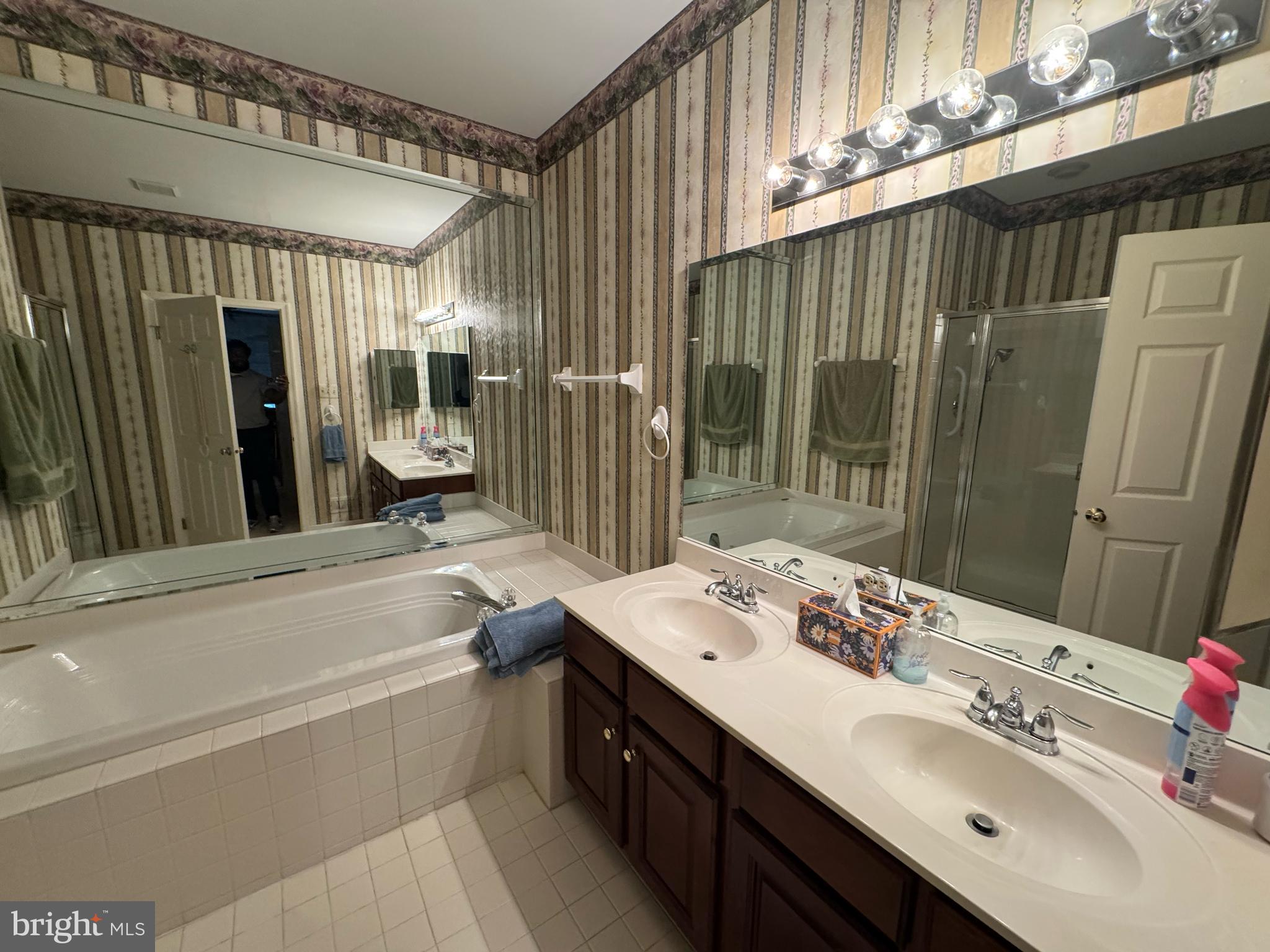 128 STEWARTS COURT 806