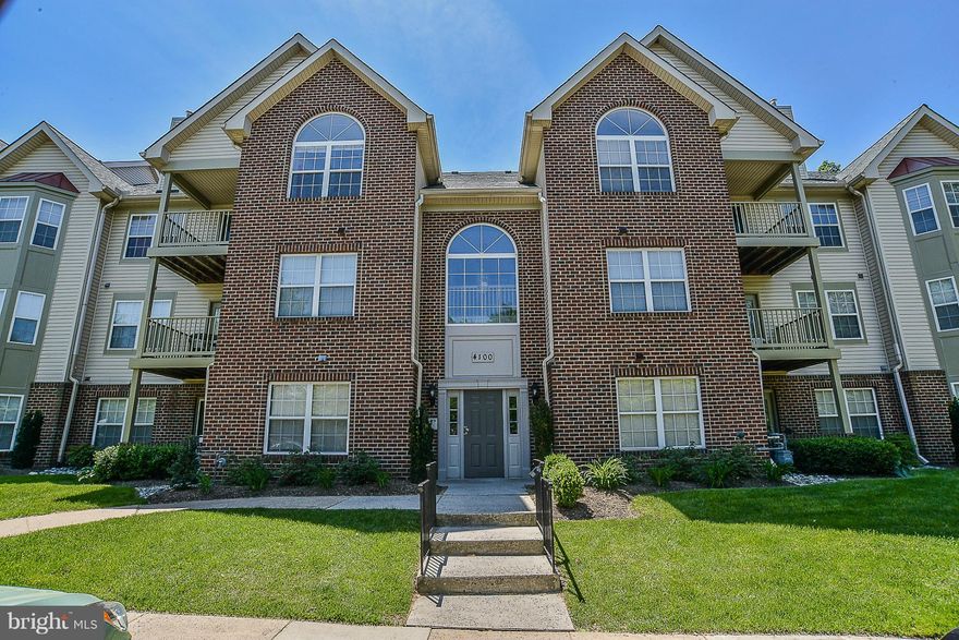 BEST PRICED CONDO IN FAIRFAX!   BACKS TO WOODS, PLAYGROUND! Beautiful