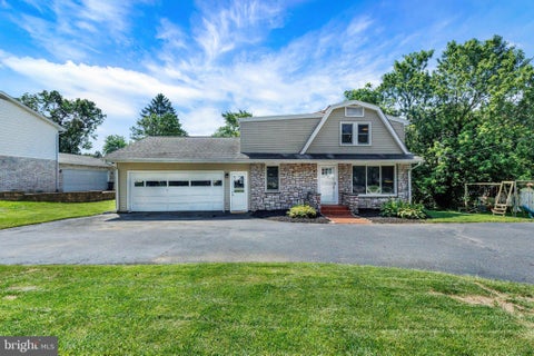 Photo of 2050 Stonecrest Drive, LANCASTER, PA 17601 (MLS # PALA2092316)
