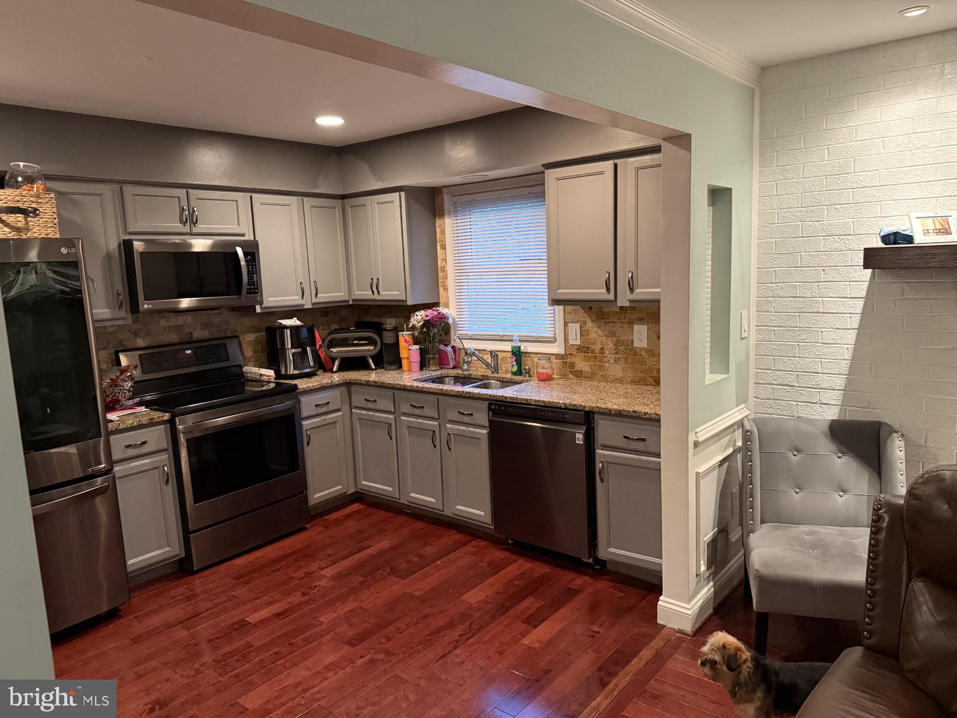WOODLAND BEACH - Residential