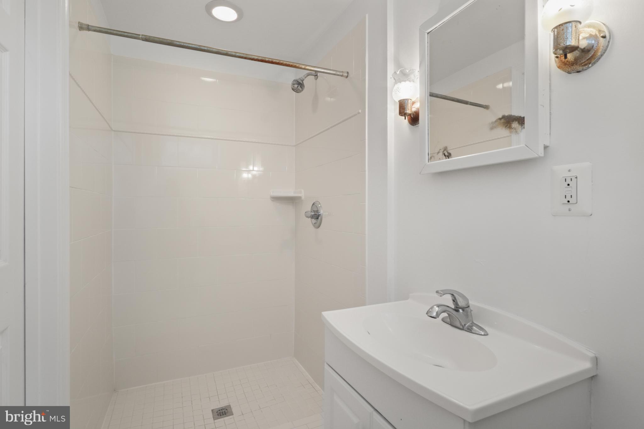 CHESTERBROOK WOODS - Residential Lease