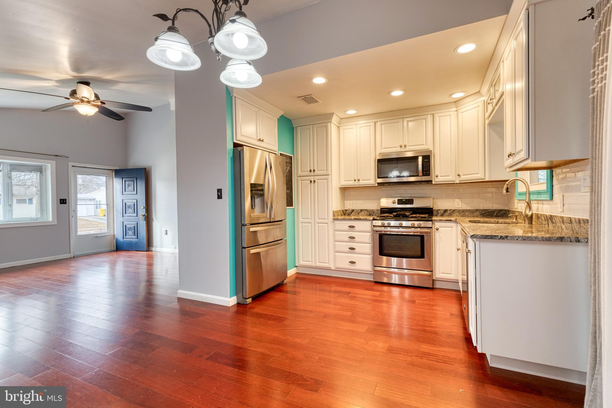 COUNTRY CLUB MANOR - Residential Lease