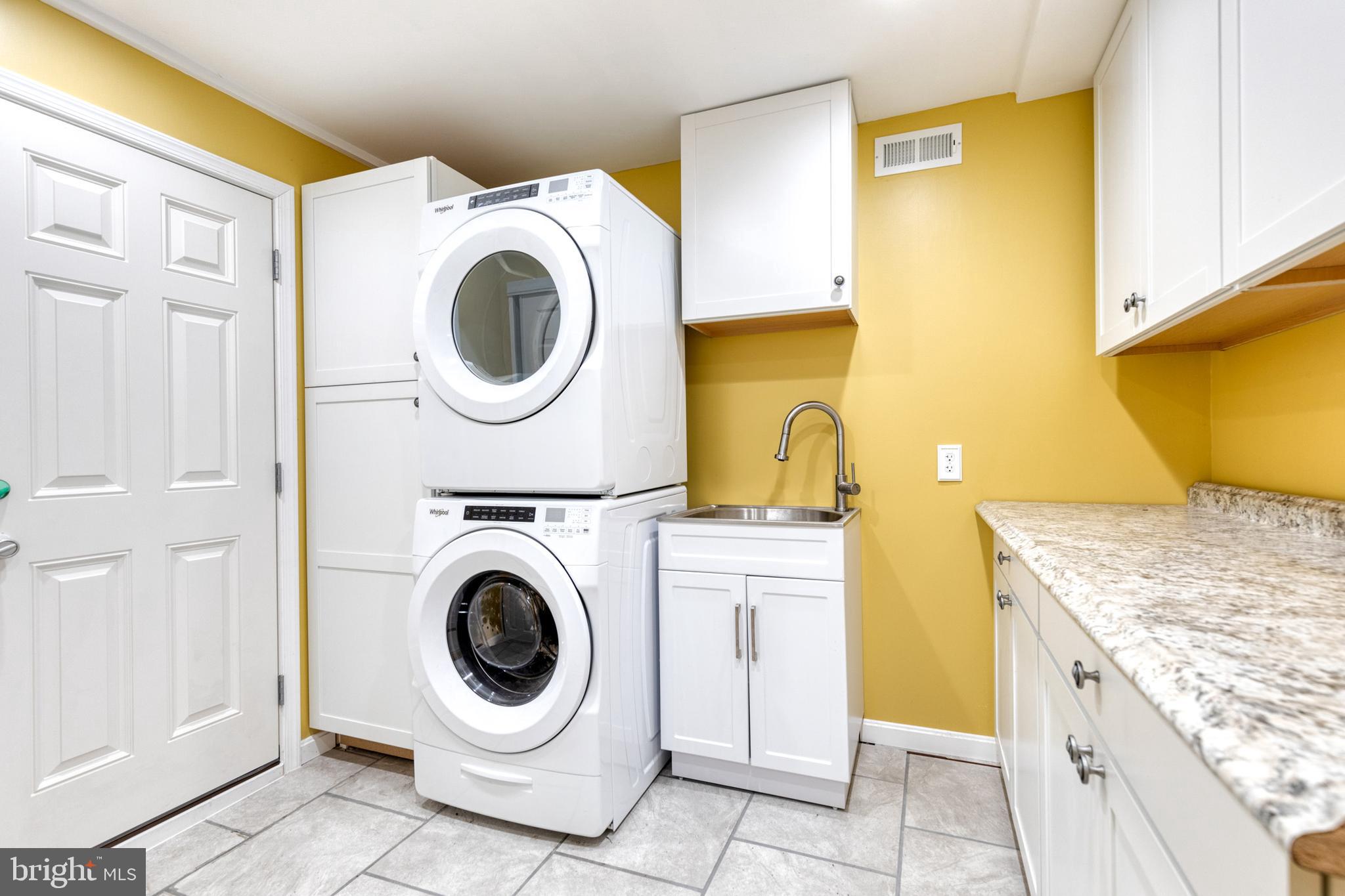 COUNTRY CLUB MANOR - Residential Lease