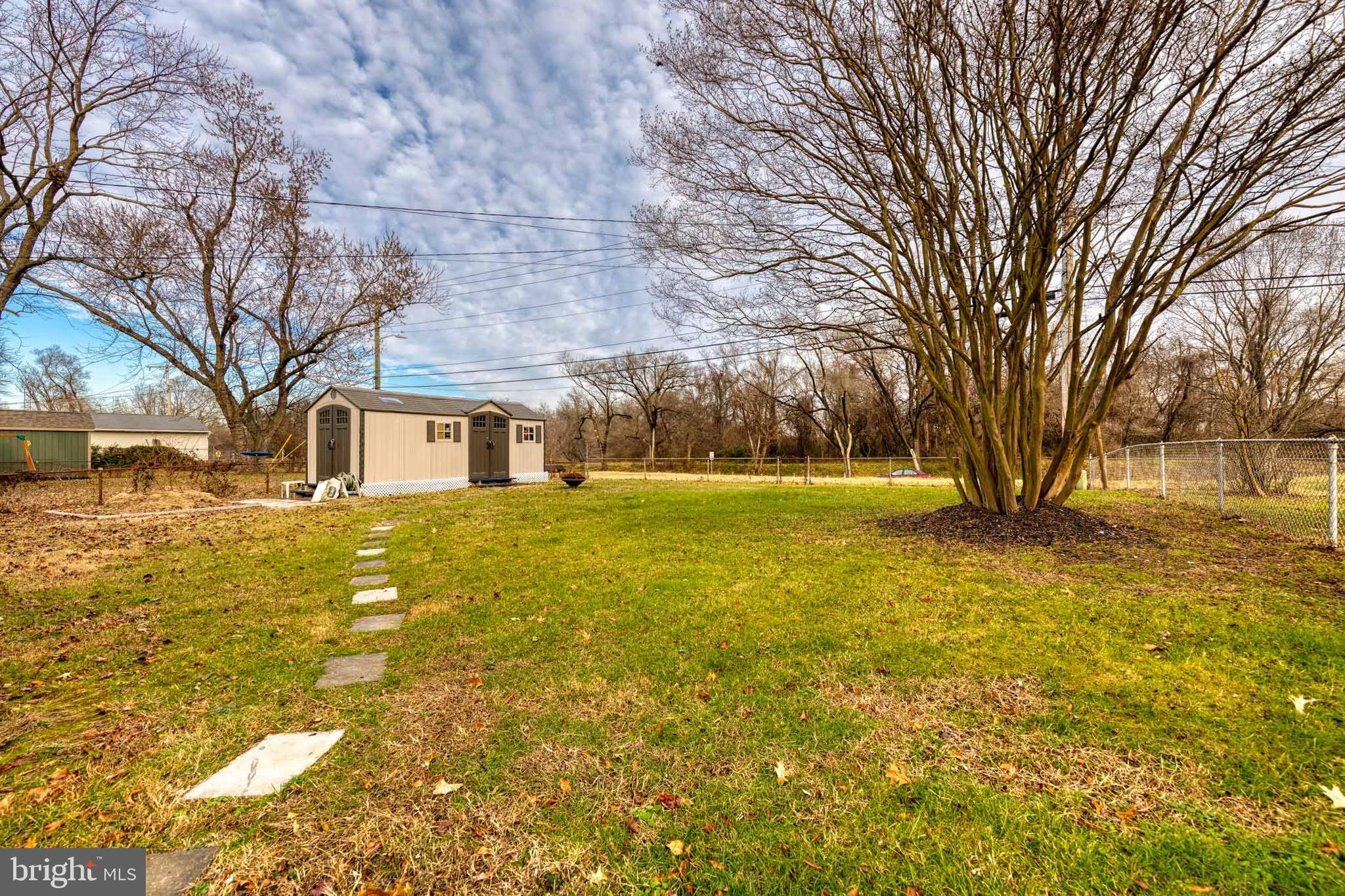 COUNTRY CLUB MANOR - Residential Lease