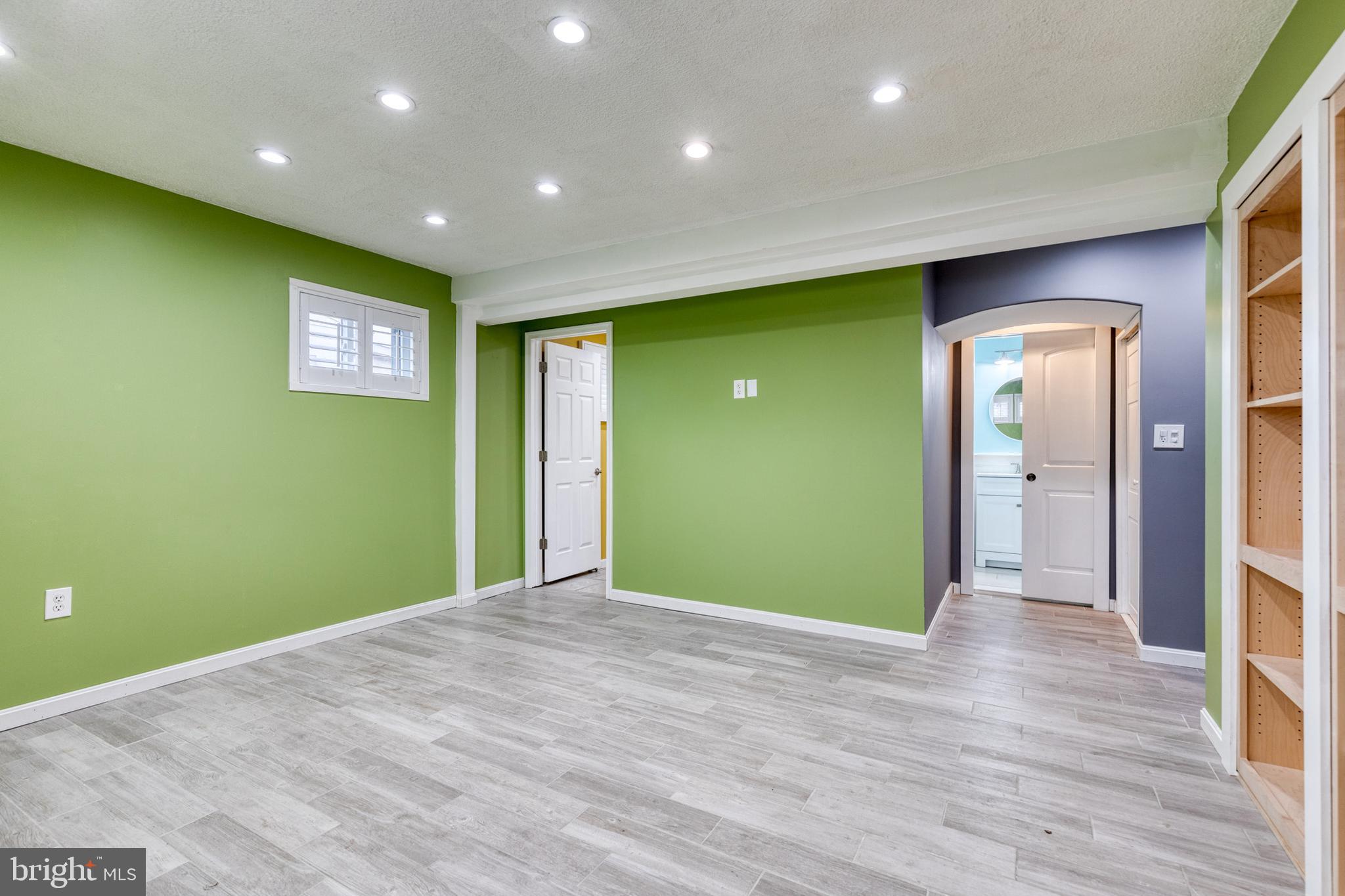 COUNTRY CLUB MANOR - Residential Lease